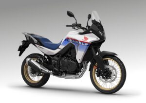 होंडा ने भारत में अपनी एडवेंचर टूरिंग बाइक, XL750 Transalp 2025 को लॉन्च कर दिया है। 2 2025 Honda XL750 Transalp Ross White 1536x1086 1