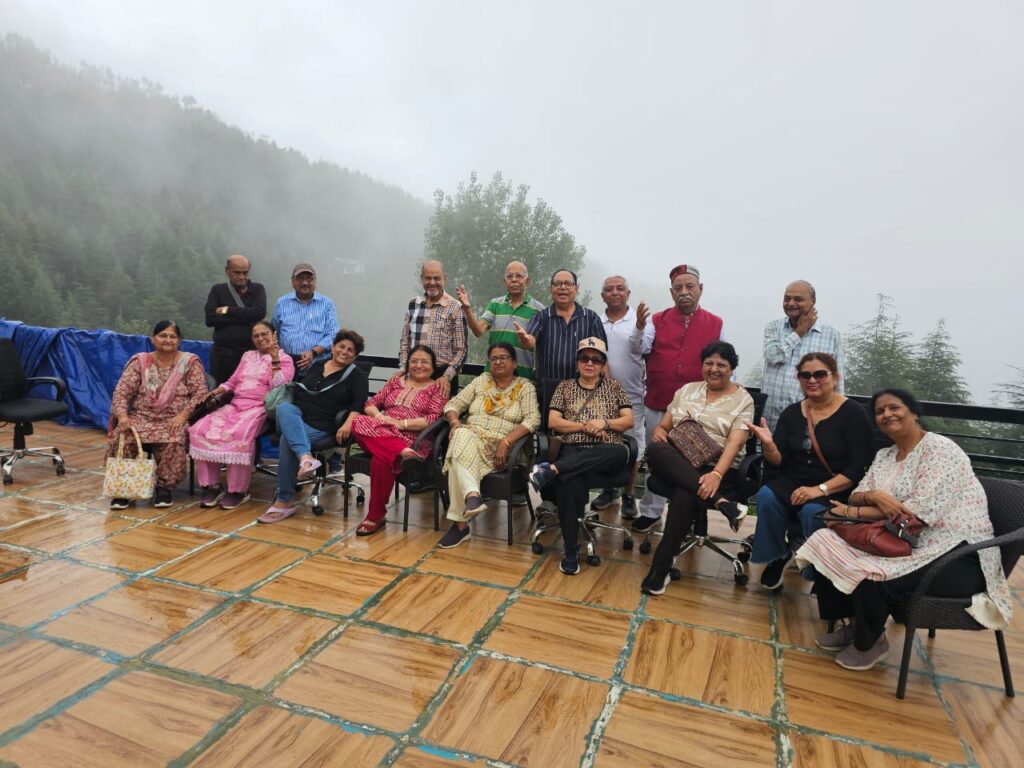 वरिष्ठ नागरिकों ने हिमाचल यात्रा के दौरान मनाया संगीत संध्या और जन्मदिन समारोह