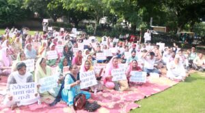 शिक्षा विभाग के क्लास-4 कर्मचारियों का रोष प्रदर्शन, समान वेतन व स्थाई रोजगार की मांग को लेकर उठी आवाज़ 1 शिक्षा विभाग के क्लास-4 कर्मचारियों का रोष प्रदर्शन, समान वेतन व स्थाई रोजगार की मांग को लेकर उठी आवाज़