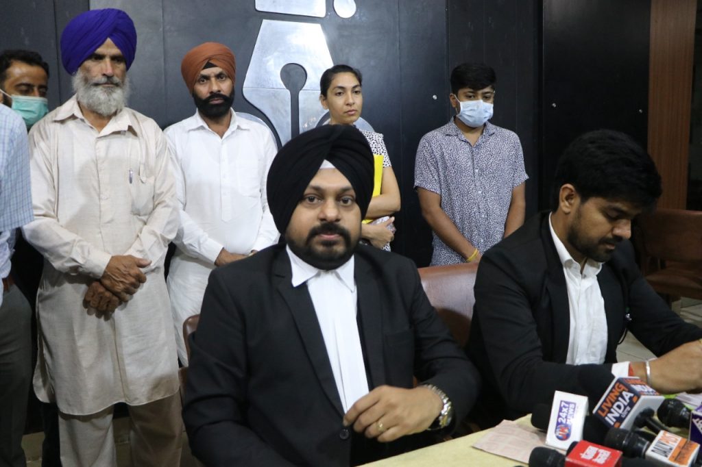 इम्मीग्रेशन फ्रॉड के आरोपी दम्पति के प्रभाव के आगे चण्डीगढ़ की स्मार्ट पुलिस भी असहाय 1 इम्मीग्रेशन फ्रॉड के आरोपी दम्पति के प्रभाव के आगे चण्डीगढ़ की स्मार्ट पुलिस भी असहाय