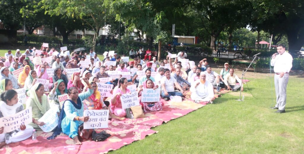 शिक्षा विभाग के क्लास-4 कर्मचारियों का रोष प्रदर्शन, समान वेतन व स्थाई रोजगार की मांग को लेकर उठी आवाज़ 2 शिक्षा विभाग के क्लास-4 कर्मचारियों का रोष प्रदर्शन, समान वेतन व स्थाई रोजगार की मांग को लेकर उठी आवाज़