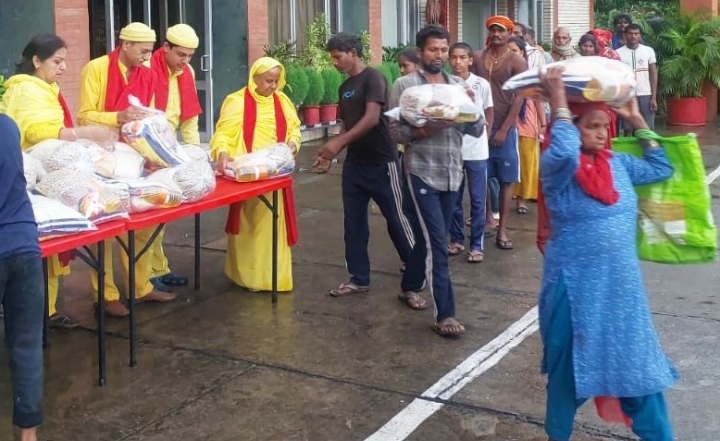 खेम चंद कवात्रा जी की पुण्य स्मृति में 100 परिवारों को राशन की सौगात