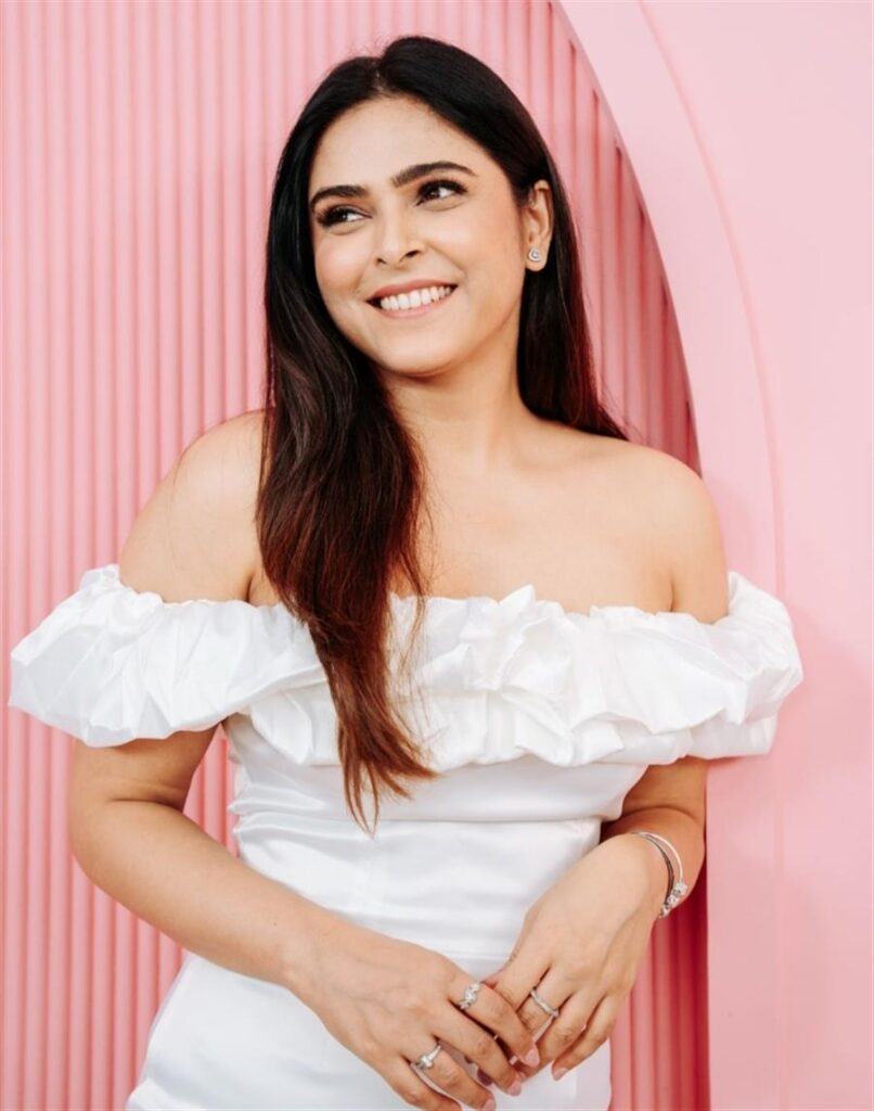 मधुरिमा तुली की सफ़ेद पोशाक ने दिखाई असली सुंदरता की चमक