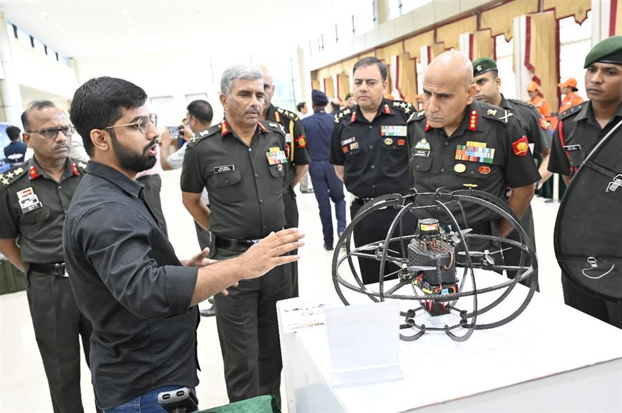 चंडीगढ़: 29 जुलाई, 2025 - पश्चिमी कमान, दिल्ली क्षेत्र मुख्यालय, राष्ट्रीय आपदा प्रबंधन प्राधिकरण (एनडीएमए) और दिल्ली, हरियाणा और उत्तर प्रदेश के राज्य आपदा प्रबंधन प्राधिकरणों (एसडीएमए) के समन्वय में, तीन दिवसीय एकीकृत आपदा प्रबंधन संगोष्ठी और मॉक अभ्यास, सुरक्षा चक्र अभ्यास में भाग ले रही है। यह अभ्यास आज दिल्ली कैंट स्थित मानेकशॉ सेंटर में शुरू हुआ और इसका उद्देश्य नियोजन ढाँचों को प्रमाणिक करना, अंतर-एजेंसी समन्वय को मज़बूत करना और आपदा प्रबंधन के लिए समग्र सरकारी दृष्टिकोण अपनाना है। इस संगोष्ठी का उद्घाटन एनडीएमए के विभागाध्यक्ष श्री राजेंद्र सिंह ने किया। पश्चिमी कमान के जीओसी-इन-सी लेफ्टिनेंट जनरल मनोज कुमार कटियार ने उद्घाटन भाषण दिया और संवेदनशील क्षेत्रों की पहचान, जोखिम आकलन और त्वरित प्रतिक्रिया के लिए उपकरणों व आपूर्ति की पूर्व-स्थिति के महत्व पर प्रकाश डाला। दिल्ली क्षेत्र के जनरल ऑफिसर कमांडिंग लेफ्टिनेंट जनरल भवनीश कुमार ने भी संगोष्ठी में भाग लिया और दिल्ली क्षेत्र के संचालन क्षेत्र में आपदा खतरों का अवलोकन प्रस्तुत किया। यह संगोष्ठी, जिसमें नागरिक, सैन्य और वैज्ञानिक समुदायों के प्रतिष्ठित प्रतिनिधियों ने भाग लिया, राष्ट्रीय राजधानी क्षेत्र (एनसीआर) के 18 जिलों में भूकंप और औद्योगिक रासायनिक खतरों की तैयारी पर केंद्रित थी। इस अभ्यास में ज्ञानवर्धक प्रस्तुतियाँ, पैनल चर्चाएँ और अत्याधुनिक राहत एवं बचाव उपकरणों की प्रदर्शनी शामिल होगी। 1 अगस्त, 2025 को एक कृत्रिम स्थिति अभ्यास निर्धारित है, जहाँ सभी भाग लेने वाली एजेंसियाँ अपनी आपदा प्रबंधन क्षमताओं का परीक्षण करने के लिए एक साथ आएंगी। अभ्यास सुरक्षा चक्र में पश्चिमी कमान की भागीदारी आपदा प्रबंधन और न्यूनीकरण में राष्ट्रीय प्रयासों का समर्थन करने की उसकी प्रतिबद्धता को व्यक्त करती है।