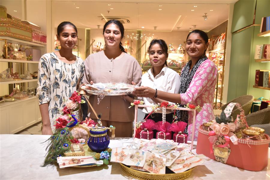 गोपालज पंचकूला ने रक्षाबंधन पर पेश की हैंडमेड राखियां गिफ्ट हैंपर