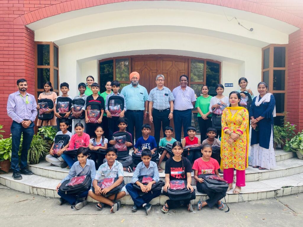 डॉन बोस्को नवजीवन सोसाइटी ने 30 जरूरतमंद बच्चों को बांटी स्टेशनरी किट`