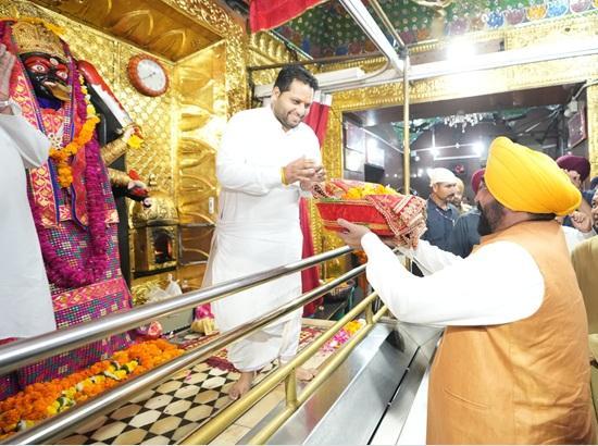 पटियाला में CM भगवंत मान ने श्री काली माता मंदिर में दर्शन किए। 1 पटियाला में CM भगवंत मान ने श्री काली माता मंदिर में दर्शन किए।