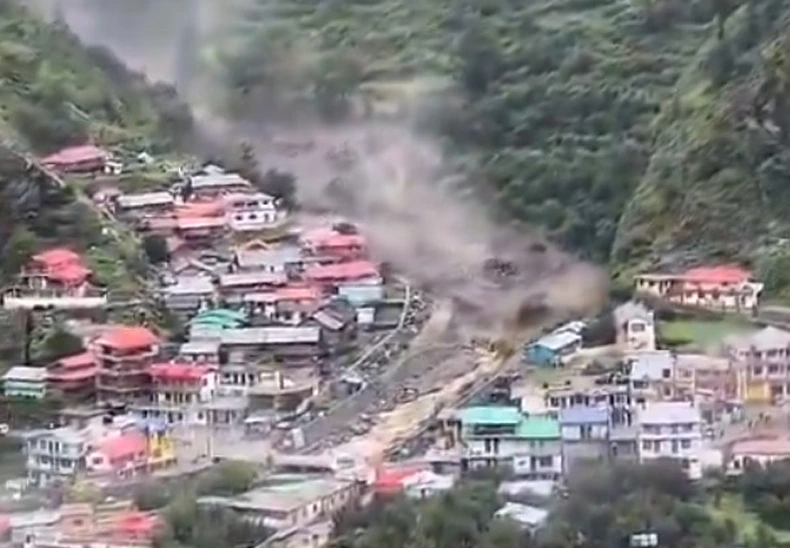 Uttarakhand : उत्तरकाशी के धराली गांव में बादल फटा और खीरगंगा में बाढ़ से भारी नुकसान हुआ।