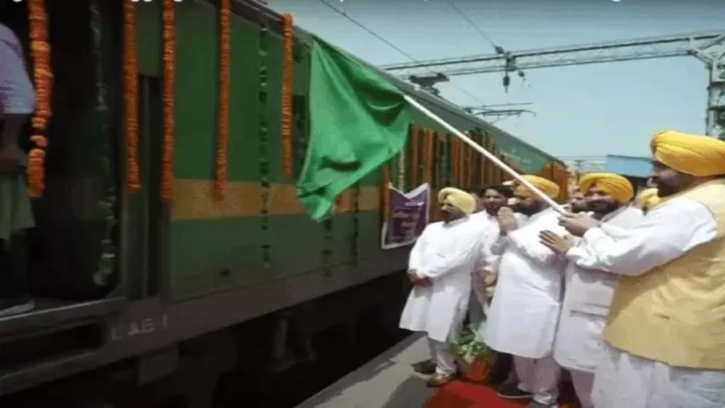 CM flagged off train carrying first delegCM flagged off train carrying first delegation of 500 womenation of 500 women