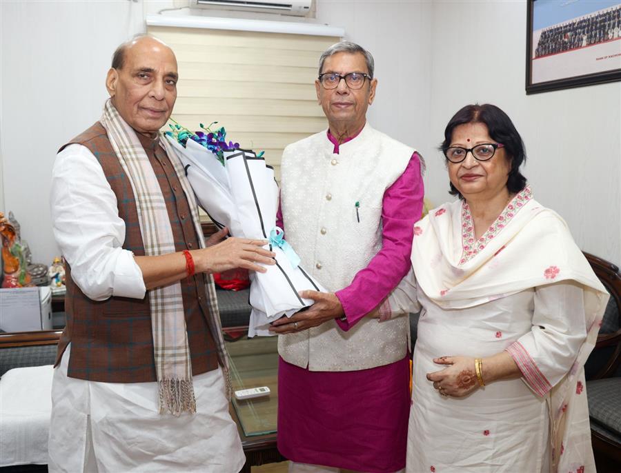 राज्यपाल प्रोफेसर असीम कुमार घोष ने रक्षा मंत्री राजनाथ सिंह से शिष्टाचार भेंट की 1 राज्यपाल प्रोफेसर असीम कुमार घोष ने रक्षा मंत्री राजनाथ सिंह से शिष्टाचार भेंट की