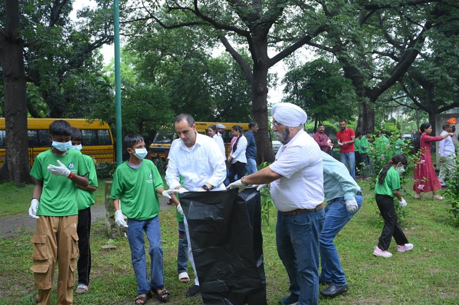 एरिया पार्षदों ने क्षेत्र निवासियों की निगम के स्वच्छता अभियान के प्रति किया जागरूक