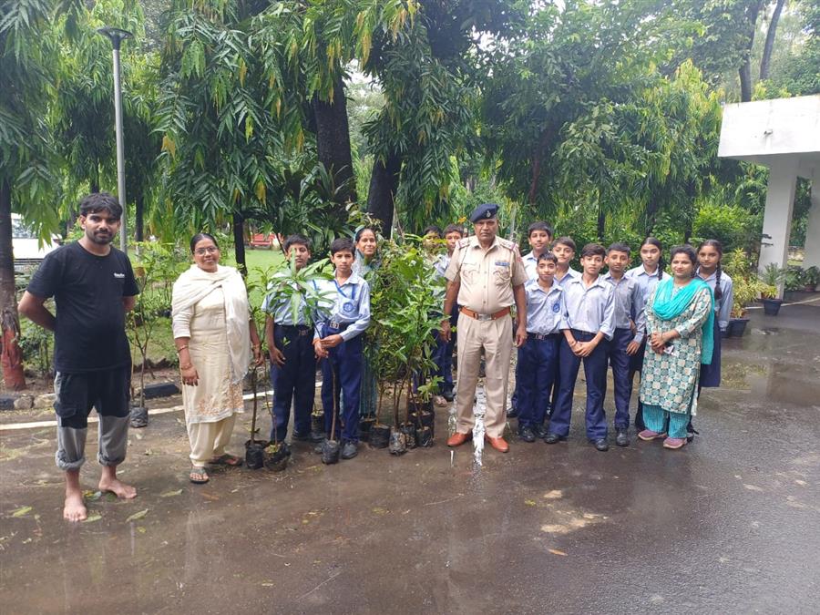 एसबीआई ने पुलिस लाइन सेक्टर 26 में चलाया पौधारोपण अभियान 1 एसबीआई ने पुलिस लाइन सेक्टर 26 में चलाया पौधारोपण अभियान