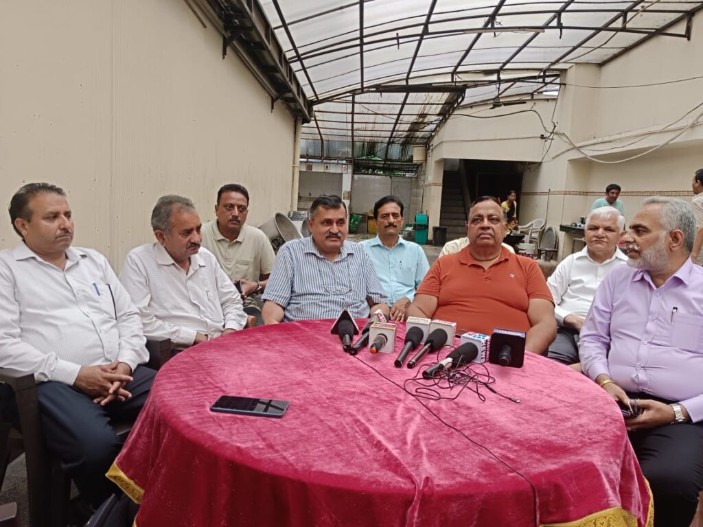 श्री सनातन धर्म मंदिर, सेक्टर 27 में शीघ्र ही तीनों टाइम लगंर की सेवा शुरू की जाएगी : संजीव शर्मा 2 WhatsApp Image 2025 09 13 at 7.12.13 PM