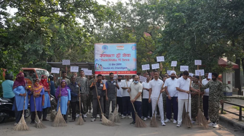 सीआरपीएफ 13 वीं बटालियन ने स्वच्छता पखवाड़ा के अंतर्गत किया विशेष स्वच्छता कार्यक्रम 1 abiyan