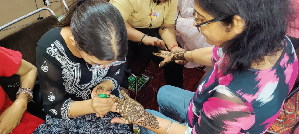 मेहंदी लगवाने के लिए महिलाओं में दिखा क्रेज ,ओंकार मार्केटिंग में सेक्टर 24 -चंडीगढ़