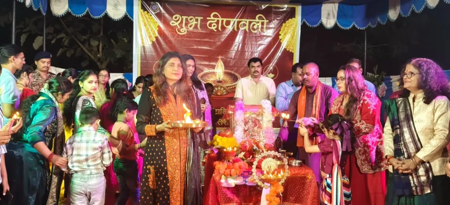 सीआरपीएफ जवानों ने घर-परिवार से दूर रहने की पीड़ा को भुलाते हुए उल्लास और उत्साह के साथ दीपावली उत्सव मनाया। 1 सीआरपीएफ जवानों ने घर-परिवार से दूर रहने की पीड़ा को भुलाते हुए उल्लास और उत्साह के साथ दीपावली उत्सव मनाया।