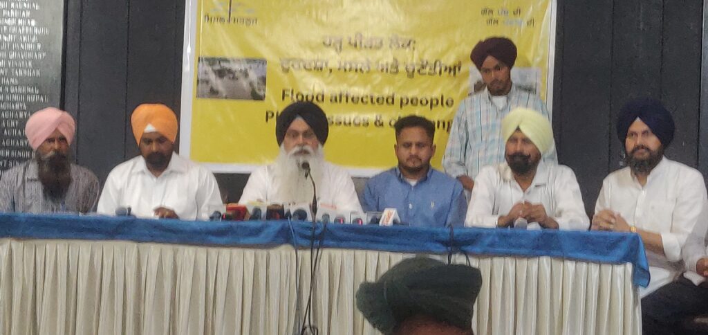 नदी में अपनी जमीन खो चुके लोगों को भूमि आवंटित करें 1 IMG 20251023 131141