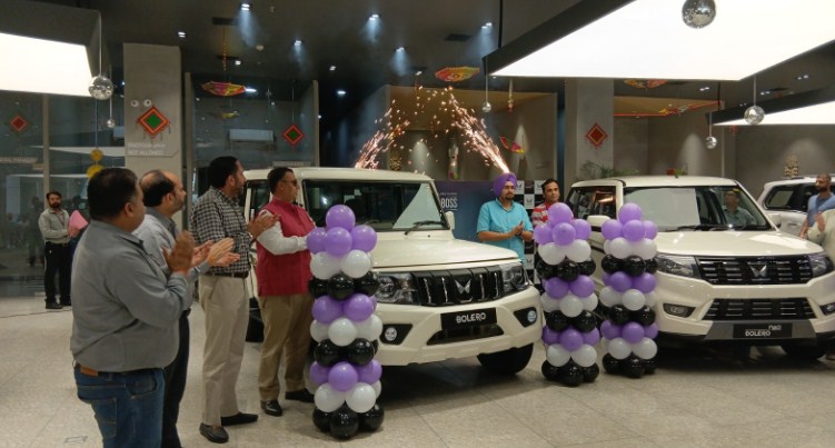 बोल्ड डिजाइन, बेहतर आराम और आधुनिक फीचर्स के साथ राज व्हीकल्स, मोहाली ने पेश की नई महिंद्रा बोलेरो रेंज! 1 बोल्ड डिजाइन, बेहतर आराम और आधुनिक फीचर्स के साथ राज व्हीकल्स, मोहाली ने पेश की नई महिंद्रा बोलेरो रेंज!