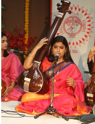 312वीं मासिक बैठक में स्वाति तिवारी श्रीवास्तव की मधुर और प्रभावशाली शास्त्रीय संगीत प्रस्तुति ने दर्शकों को मंत्रमुग्ध कर दिया।