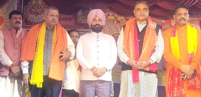 छठ पूजा पर आयोजित कार्यक्रमों में माँ छठी का आशीर्वाद लेने पहुंचे संजय टंडन धार्मिक, सामाजिक भाईचारे व प्राकृतिक संसाधनों की आराधना का प्रतीक है छठ पूजा : संजय टंडन 2 WhatsApp Image 2025 10 27 at 8.07.06 PM