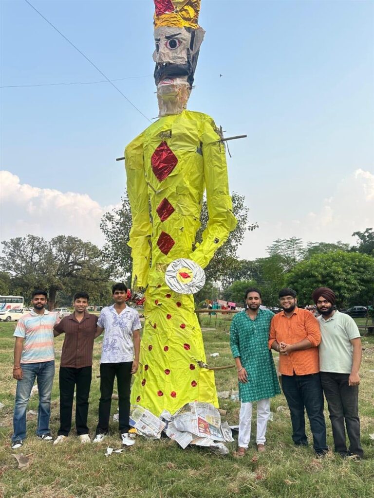 युवाओं ने बुराई पर अच्छाई के प्रतीक रावण के पुतले का किया दहन