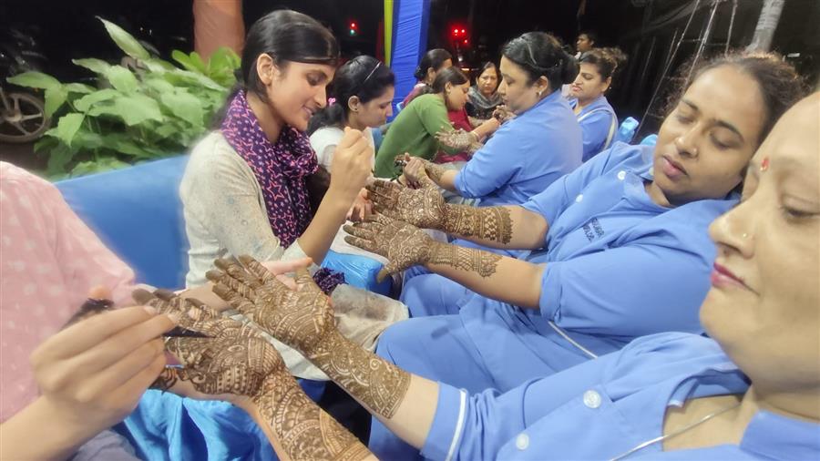 करवा चौथ पर महिलाओं को लगाई गई निशुल्क मेहंदी ओंकार मार्केटिंग सेक्टर 24- चंडीगढ़