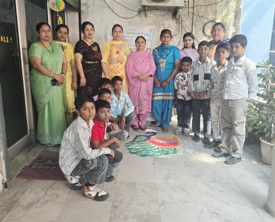 तथास्तु चैरिटेबल स्कूल ने मनाया दिवाली त्योहार