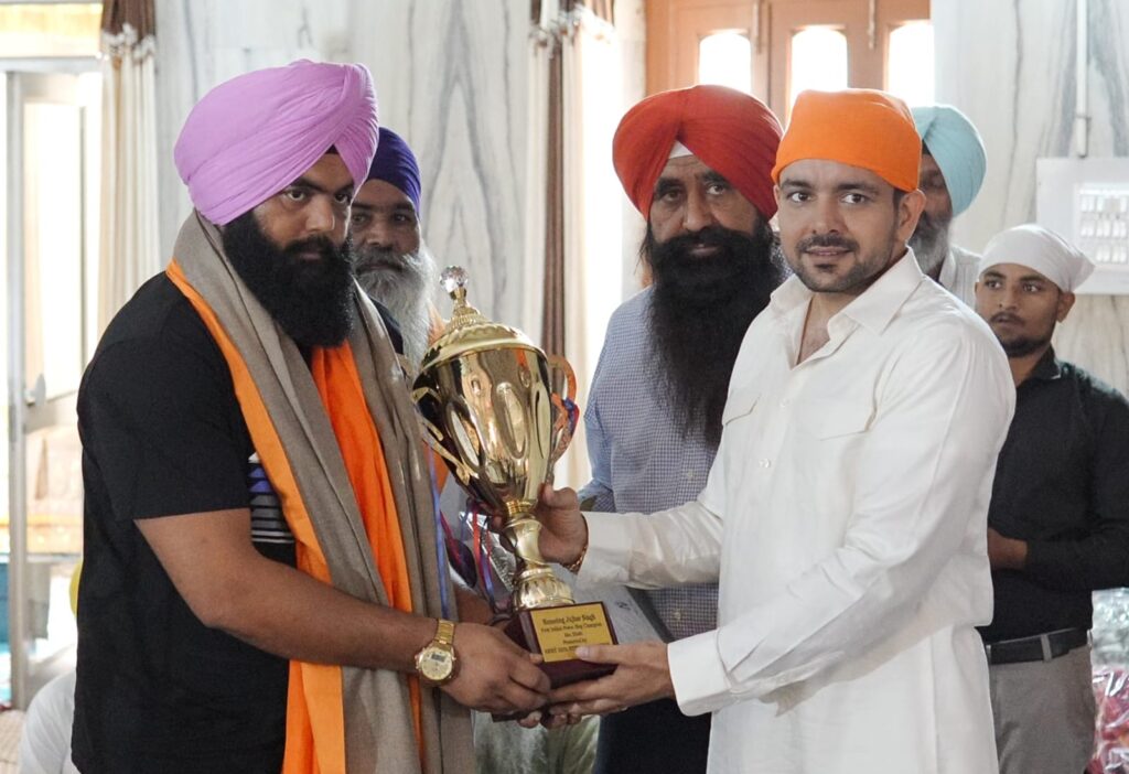 चंडीगढ़ के प्रसिद्ध डाइटीशियन और फिटनेस कोच अमृत देओल ने जुझार सिंह को किया सम्मानित 1 IMG 20251104 WA0324
