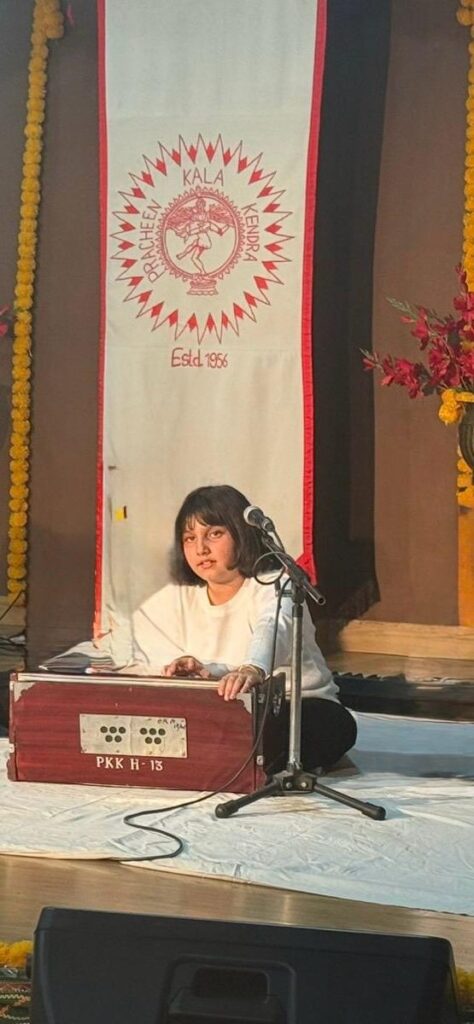 के एम.एल. कौसर सभागार में शनिवार को केंद्र के विद्यार्थियां ने संगीत की प्रस्तुतियां पेश की। 1 IMG 20251117 WA03321