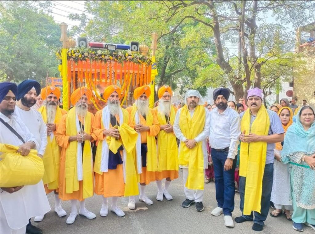 साहिब श्री गुरु नानक देव जी के 556वें प्रकाश पर्व पर निकाला गया विशाल नगर कीर्तन 1 Screenshot 20251104 065502