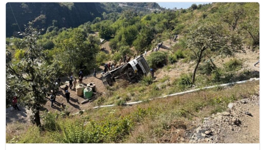 टिहरी बस हादसा: SDRF की 5 टीमें मौके पर, अब तक 5 मृत — खाई से निकाले जा रहे यात्री, कई गंभीर रूप से घायल 1 Screenshot 20251124 153800