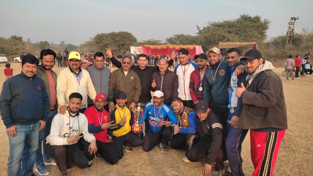 स्वर्गीय रूप चंद सिंह बिष्ट स्मृति क्रिकेट प्रतियोगिता: स्ट्रोकर टीम बनी विजेता, पौड़ी गढ़वाल एकता मंच रहा रनरअप 1 IMG 20251229 WA0097