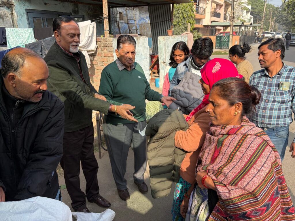 बढ़ती सर्दी को ध्यान में रखते चंडीगढ़ कांग्रेस ने गरीबों और जरूरतमंद लोगों को जैकेट वितरित की 1 IMG 20251230 WA0214