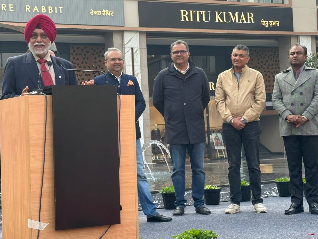 एचएलपी गैलेरिया में गणतंत्र दिवस समारोह, लेफ्टिनेंट जनरल के. जे. सिंह रहे मुख्य अतिथि 1 WhatsApp Image 2026 01 26 at 15.04.53