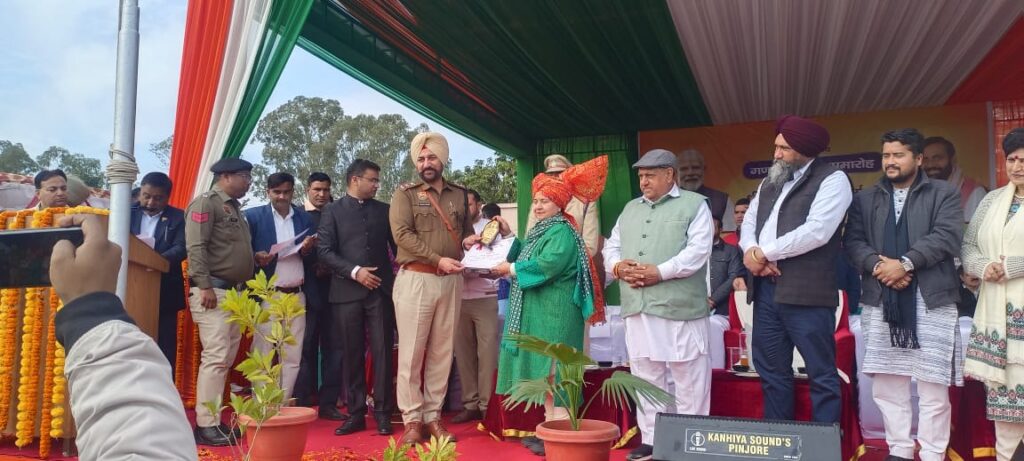 कालका में गणतंत्र दिवस हर्षोल्लास के साथ मनाया गया, उत्कृष्ट सेवाओं के लिए पंचकूला पुलिस के जवान सम्मानित 1 WhatsApp Image 2026 01 27 at 18.32.47