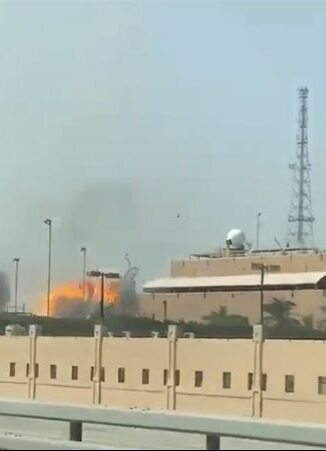 Iran का जवाबी हमला: U.S. bases and Israel पर मिसाइल-ड्रोन हमलों की खबरों से मिडिल ईस्ट में तनाव चरम पर 1 Iran Strikes on US Targets e1772296826326