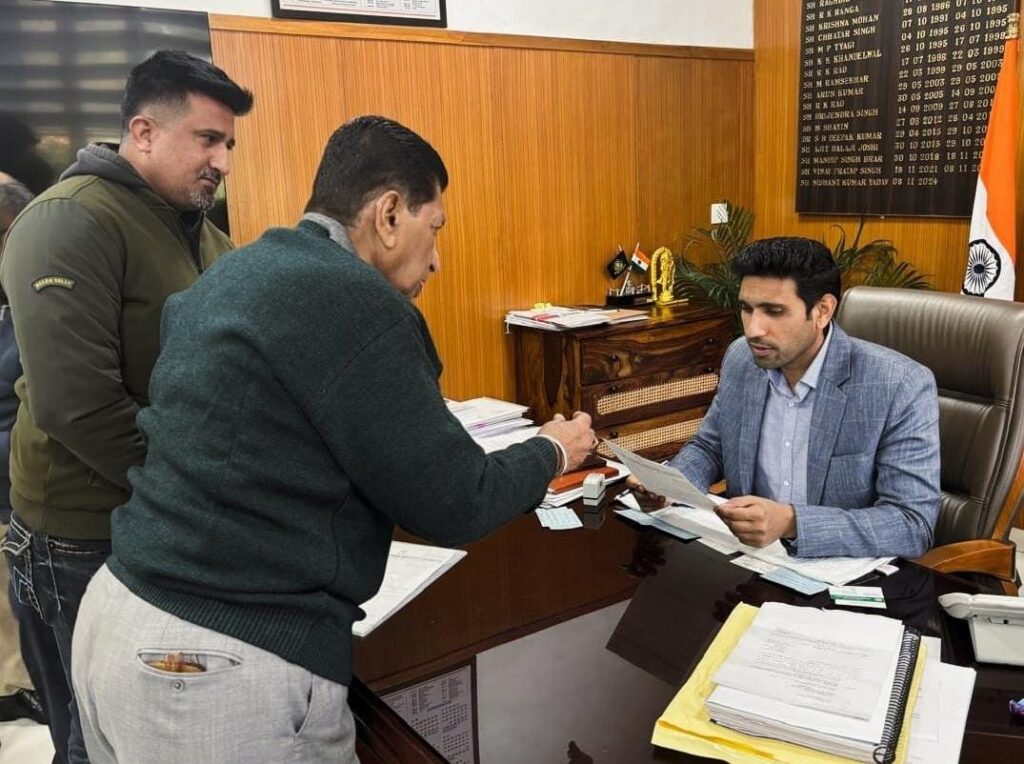 सेक्टर 37 तथा 38 की समस्याओं को लेकर डिप्टी कमिश्नर से की मुलाकात 1 WhatsApp Image 2026 02 02 at 18.26.49
