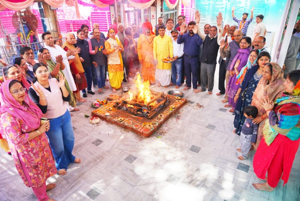 भक्ति, हवन व आरती के साथ श्री महावीर मंदिर में 57वां वार्षिक मूर्ति स्थापना समारोह संपन्न 1 WhatsApp Image 2026 02 28 at 19.19.52