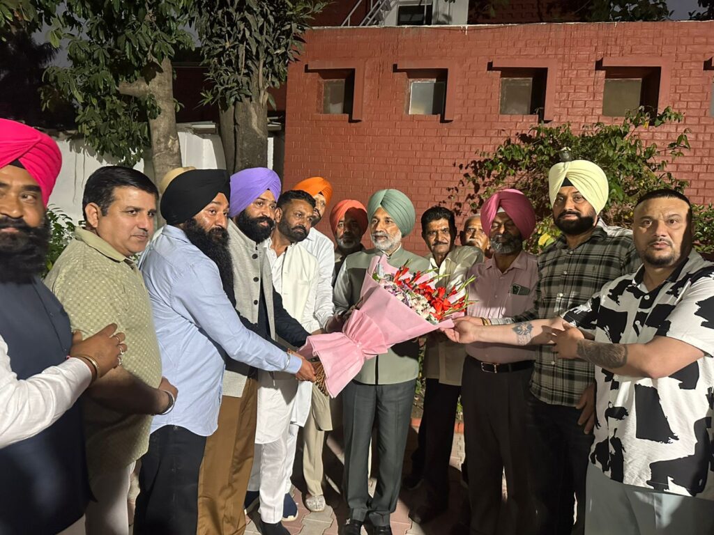 चंडीगढ़ के 22 गांवों की समस्याओं को लेकर किसान मोर्चा अध्यक्ष मनदीप सिंह ने राज्यसभा सांसद सतनाम सिंह संधू से की मुलाकात 1 WhatsApp Image 2026 03 08 at 13.21.26