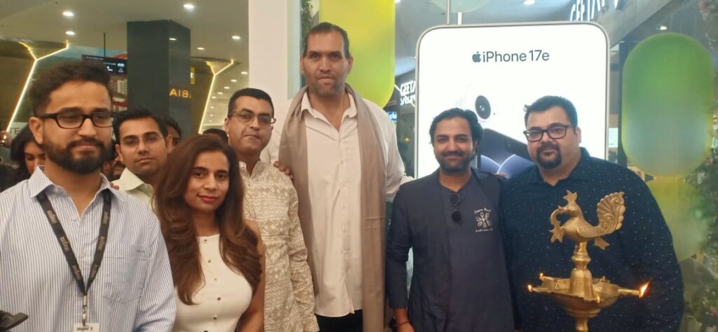 विश्व प्रसिद्ध रेसलर ग्रेट खली ने नेक्सस एलांते मॉल स्थित इमैजिन स्टोर का किया दौरा 1 WhatsApp Image 2026 03 28 at 18.23.15