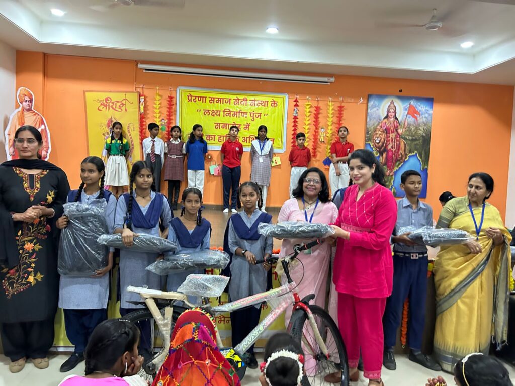 चंडीगढ़ ट्राइसिटी की गीतांजलि ने समाज सेवा में बढ़ाया कदम, बच्चों को वितरित किए साइकिल व शैक्षणिक सामग्री 1 IMG 20260404 WA0253