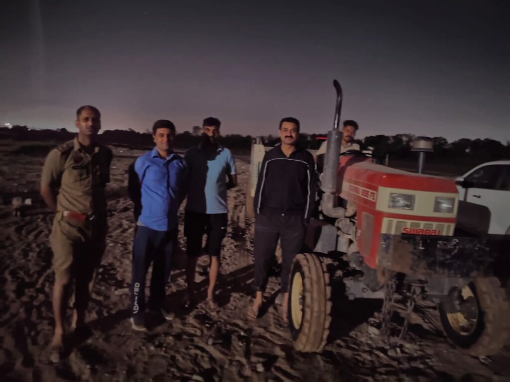 अवैध खनन पर पंचकूला पुलिस की सख्ती: घग्गर नदी में देर रात छापेमारी कर 2 ट्रैक्टर-ट्रॉली पकड़ी 1 WhatsApp Image 2026 04 06 at 15.06.37