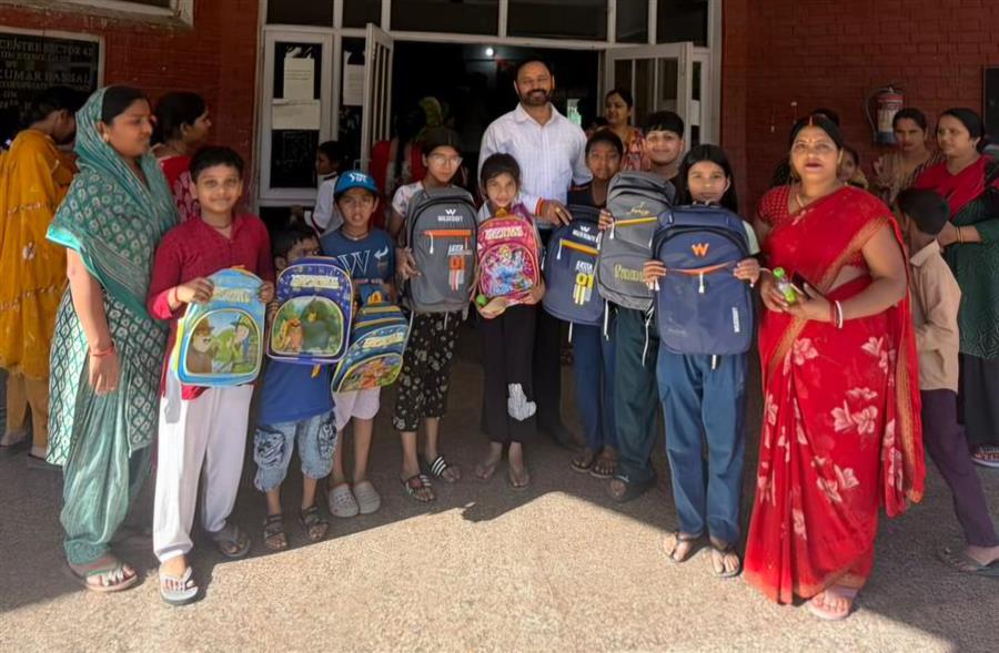 180 जरूरतमंद बच्चों को बांटी स्कूल बैग, पेंसिल, रबर के साथ-साथ ड्राइंग की किताबें 1 article16108