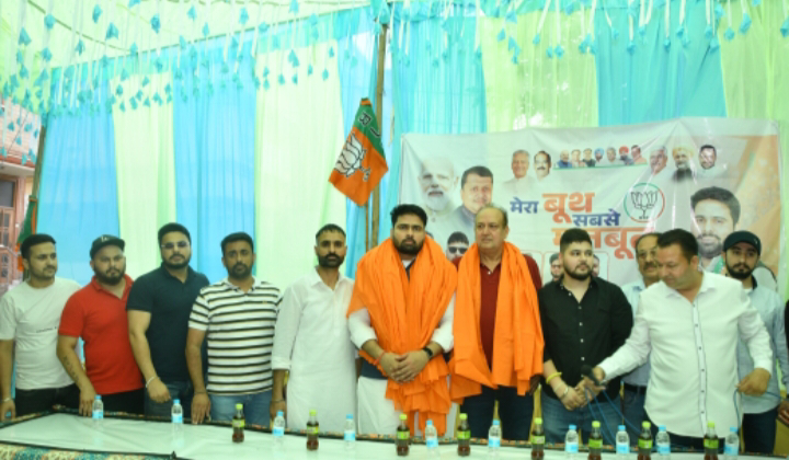 अक्षय शर्मा ने सुनी व्यापारियों की समस्याएंबोले - व्यापार बढ़ेगा तो शहर आगे बढ़ेगा 2 1779288040080652 1