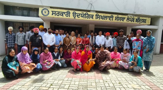 ब्रिटिश हाई कमीशन ने अमृतसर में युवाओं और ग्रामीणों को वीज़ा धोखाधड़ी के प्रति किया जागरूक 1 Screenshot 26 5