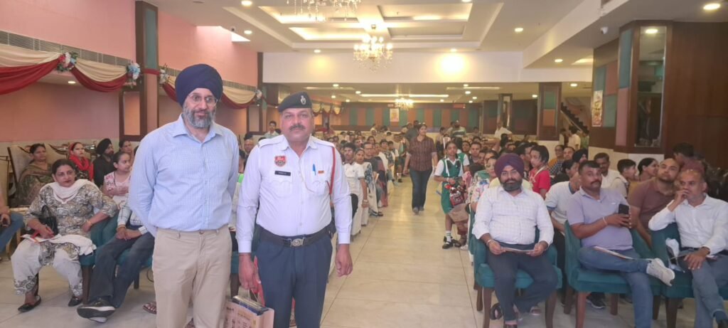 रंगों और रचनात्मकता के माध्यम से सड़क सुरक्षा का संदेश: पंचकूला पुलिस व एसआईपी अबैकस एकेडमीकी पेंटिंग प्रतियोगिता में 1060 विद्यार्थियों ने माता-पिता संग लिया हिस्सा, यातायात नियमों के प्रति जागरूकता का दिया सशक्त संदेश 3 IMG 20260720 WA0345