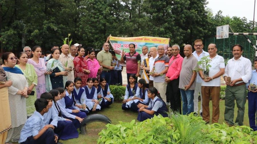 पर्यावरण संरक्षण का संदेश सेक्टर-45 सी विद्यालय में वृक्षारोपण 2 full14781