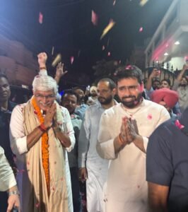 अक्षय शर्मा के घर पहुंचे गजेंद्र सिंह शेखावत अमृतसर पहुंचने पर किया खास स्वागत, घर पर हुई राजनीतिक चर्चा 5 IMG 20260815 WA0714