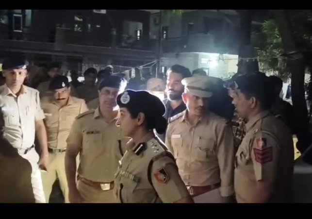 एसएसपी ने खुद थाना प्रभारी के साथ मिलकर एरिया में ड्रग फ्री इंडिया कैंपेन के तहत स्पेशल पेट्रोलिंग और चेकिंग ड्राइव चलाई 1 2891cf46 3c2a 460c 9138 698d01f3b2aa